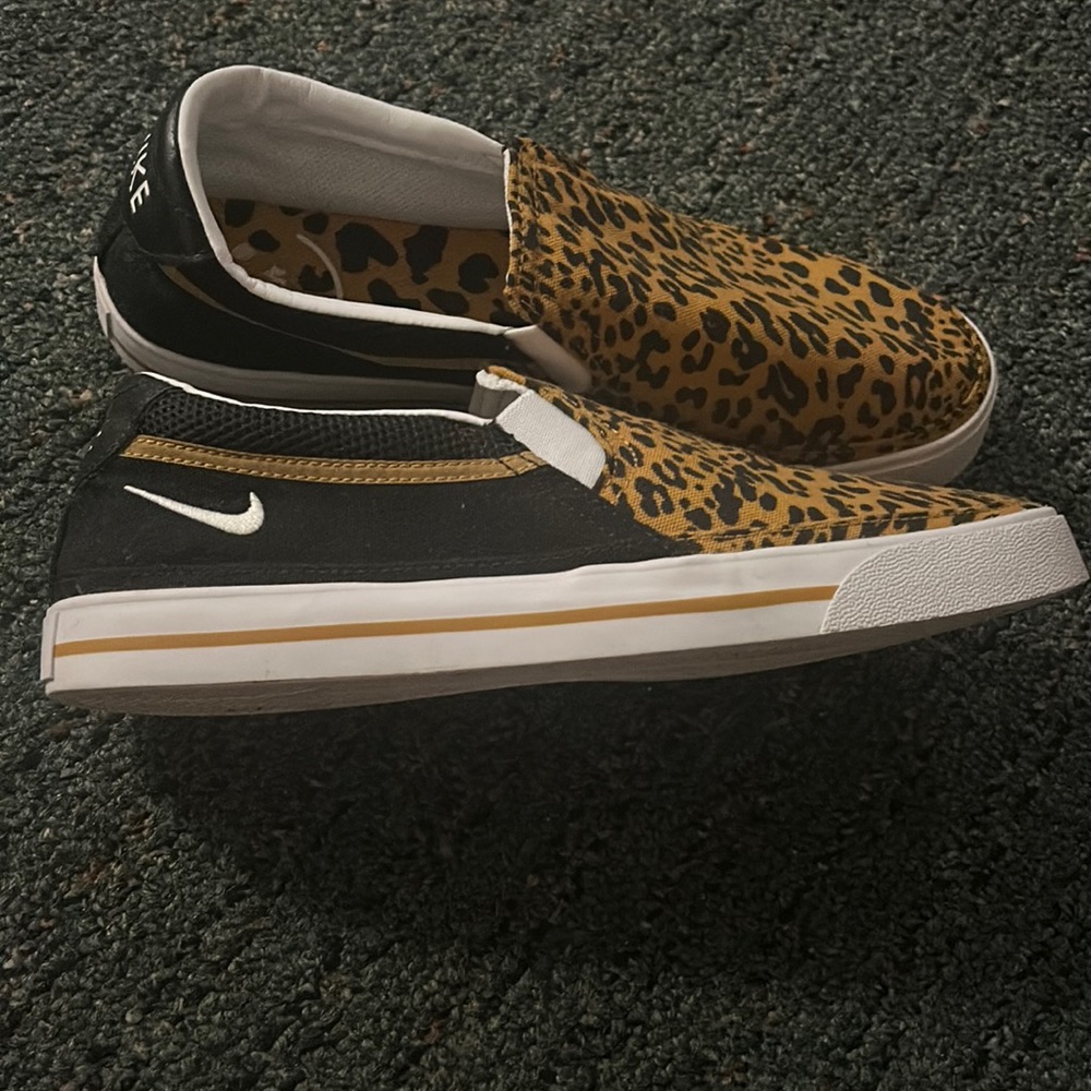 Nike court legacy women’s size 9 1/2